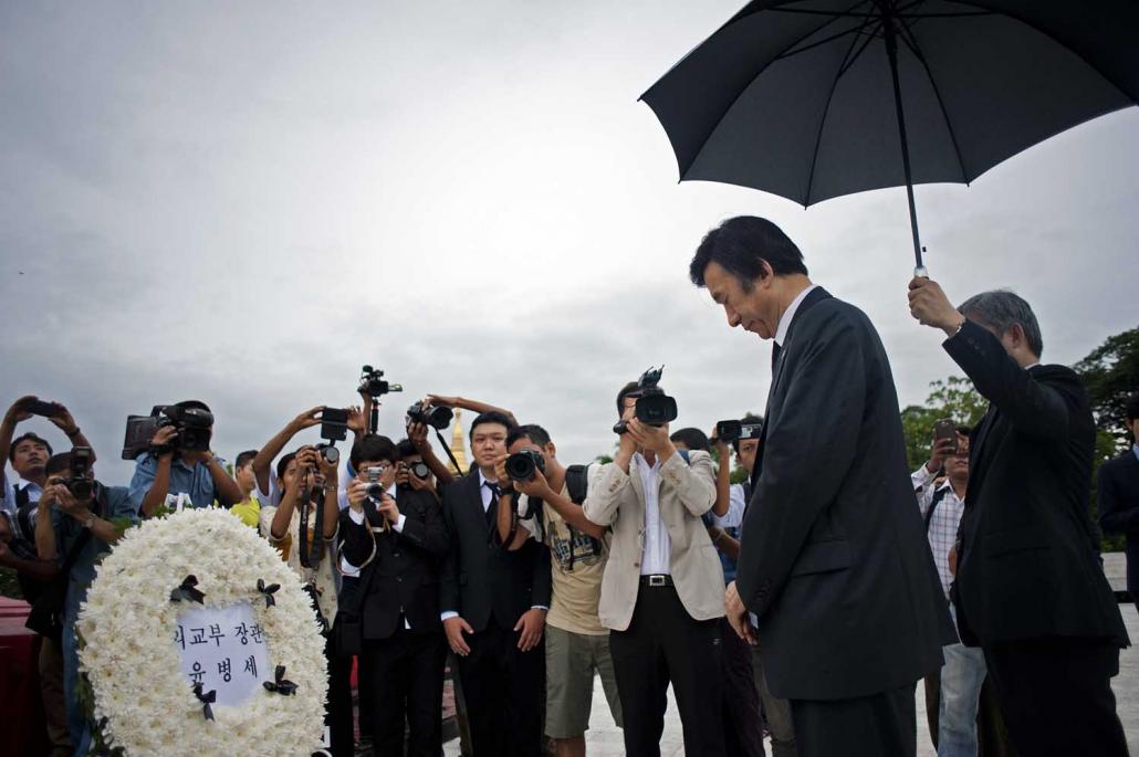 South Korean minister Yun Byung-se pays tribute to those who were killed in the 1983 bombing at the Martyrs' Mausoleum during a memorial ceremony in Yangon on June 6, 2014. (AFP)