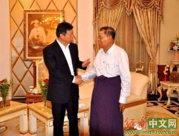 ဗိုလ်ချုပ်မှူးကြီးဟောင်း ဦးသန်းရွှေနှင့် တရုတ်ဝန်ကြီး တွေ့ဆုံနေသည့် ဓာတ်ပုံ။