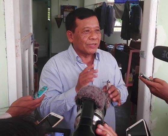 ဒေါက်တာဇော်မြင့်မောင်က သတင်းထောက်များကို ရှင်းလင်းပြောကြားနေစဉ်။ ဓာတ်ပုံ- စိုးသန်းလင်း