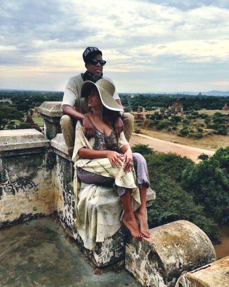 ပုဂံသို့ ၂၀၁၄ ခုနှစ်၊ ဒီဇင်ဘာက လာရောက်လည်ပတ်ခဲ့သည့် ကမ္ဘာကျော်အဆိုတော် Beyonce နှင့် Jay Z တို့ ပုဂံဘုရားတစ်ခုပေါ်တွင် ဓာတ်ပုံရိုက်ကူးထားစဉ်။ 