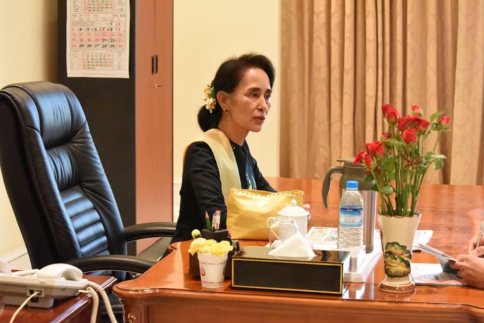 ဧပြီ ၁၄ ရက်နေ့က ရုံးတက်နေသည့် ဒေါ်အောင်ဆန်းစုကြည်။ ဓာတ်ပုံ- နိုင်ငံတော်၏ အတိုင်ပင်ခံပုဂ္ဂိုလ်ရုံး