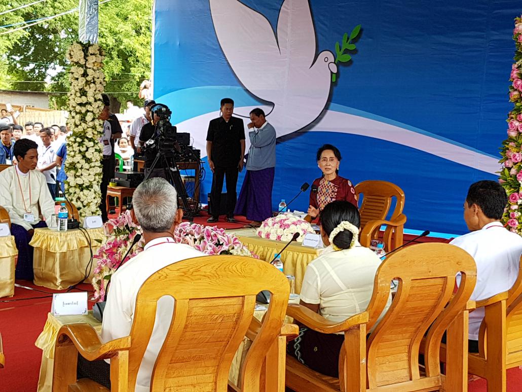 သြဂုတ် ၇ ရက်နံနက်ပိုင်းက မိတ္ထီလာခရိုင်၊ ဝမ်းတွင်းမြို့ မြေတိုင်ကန်ကျေးရွာတွင် ကျင်းပသည့် ငြိမ်းချမ်းရေးစကားဝိုင်းတွင် ဒေါ်အောင်ဆန်းစုကြည်နှင့်အတူ ပါဝင်ဆွေးနွေးကြသူများအား တွေ့ရစဉ်။ ဓာတ်ပုံ- ဉာဏ်လှိုင်လင်း