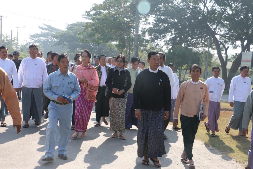 သူရဦးရွှေမန်းနှင့် ဒေါ်အောင်ဆန်းစုကြည်တို့ စည်ပင်ဧည့်ရိပ်သာကို သွားရောက် ကြည့်ရှုစဉ်။ ဓာတ်ပုံ- စိုးသန်းလင်း