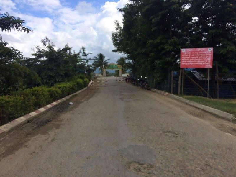 လူသူကင်းမဲ့နေသည့် မောင်တောမြို့အဝင်လမ်းအား ယနေ့နံနက် ၁၀ နာရီခွဲခန့်က တွေ့ရစဉ်။ ဓာတ်ပုံ- မြတ်ကျော်သူ