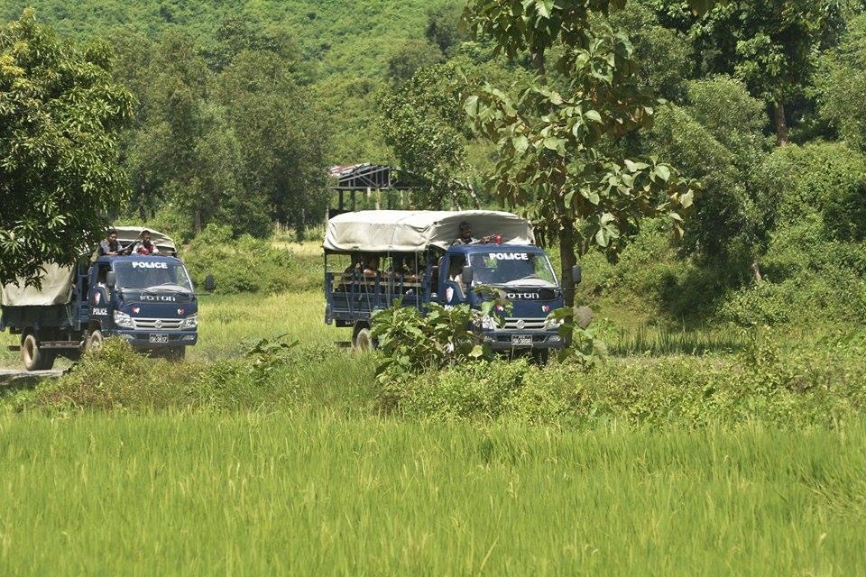 မောင်တောဒေသတွင် လုံခြုံရေးရယူထားသည့် တပ်ဖွဲ့ဝင်များကို ယနေ့တွေ့ရစဉ်။ ဓာတ်ပုံ-တေဇလှိုင်