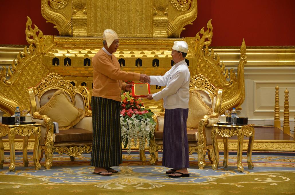 ဦးထင်ကျော်ထံ ဦးသိန်းစိန်က သမ္မတတာဝန်နှင့် လုပ်ပိုင်ခွင့်များ လွှဲပြောင်းပေးအပ်နေစဉ်။ ဓာတ်ပုံ- စိုးသန်းလင်း