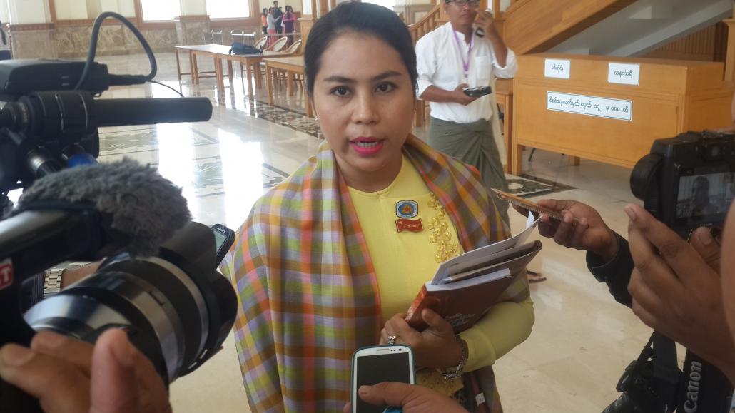 အဆိုရှင် မွန်ပြည်နယ်၊ ပေါင်မဲဆန္ဒနယ်အမတ် ဒေါ်မိကွန်ချမ်း။ ဓာတ်ပုံ-ဉာဏ်လှိုင်လင်း