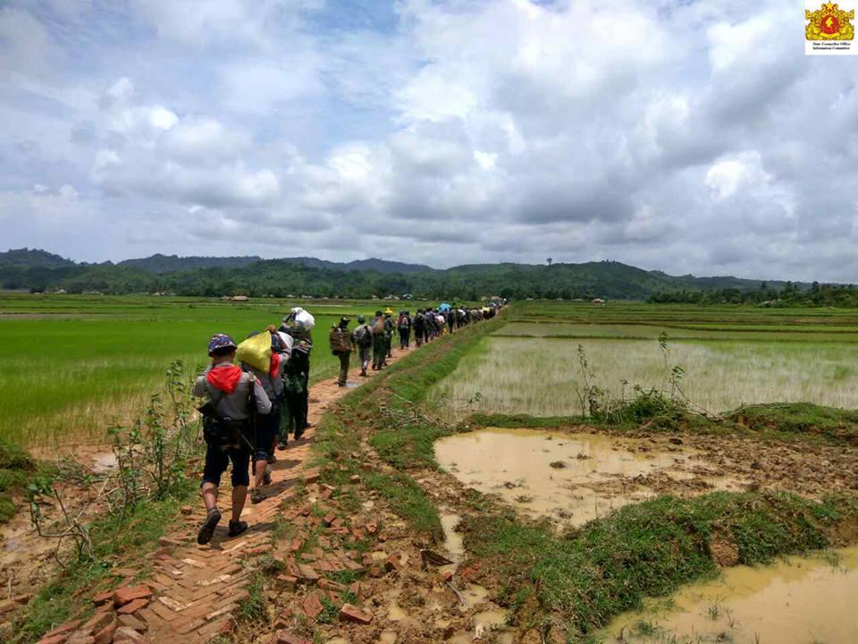 နေရပ်ဒေသသို့ ပြန်လာကြသည့် ရခိုင်တိုင်းရင်းသားများကို လုံခြုံရေးတပ်ဖွဲ့ဝင်များက လိုက်ပါပို့ဆောင်နေသည့် ဓာတ်ပုံများကို နိုင်ငံတော်အတိုင်ပင်ခံရုံးက သြဂုတ် ၉ ရက်နေ့တွင် ထုတ်ပြန်ခဲ့သည်။