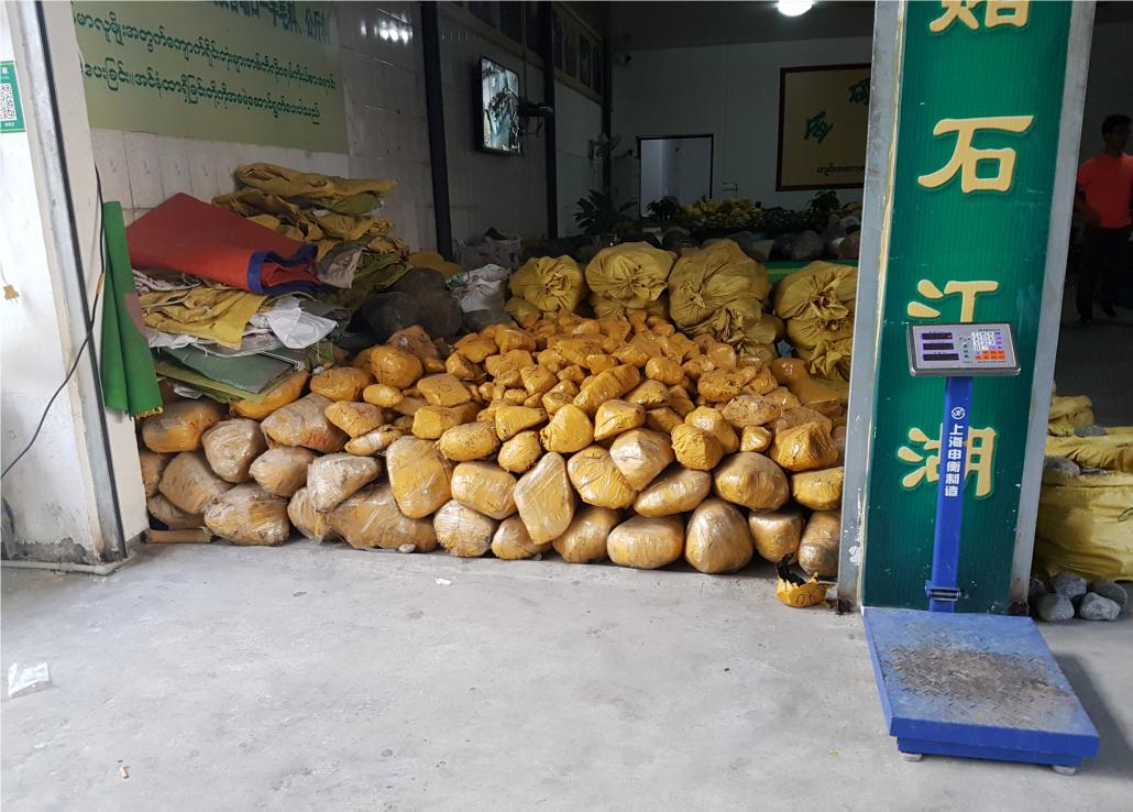 မြန်မာ့ကျောက်စိမ်းပမာဏများစွာကိုတွေ့မြင်နိုင်သည့် ကြယ်ခေါင်နှင့် ရွှေလီတွင် အရည်အသွေးနိမ့် အရိုင်းတုံးများကို ကီလိုဂရမ်ဖြင့်ရောင်းချသည့် ဈေးကွက်ပင် ဖြစ်ထွန်းနေသည်။ ဓာတ်ပုံ-ဉာဏ်လှိုင်လင်း