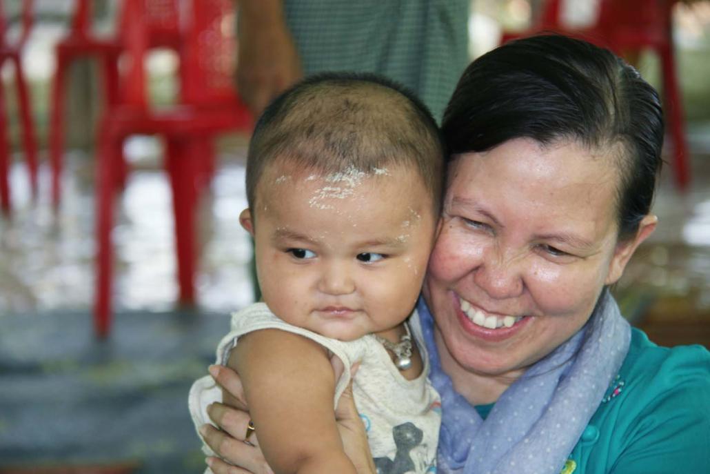 လူမှုဝန်ထမ်းဦးစီးဌာနမှ ခေတ္တညွှန်ကြားရေးမှူးချုပ် ဒေါ်စန်းစန်းအေးသည် တက်လမ်းကျေးရွာများသို့ ၂၀၁၇ ခုနှစ်၊ မေလအတွင်းက သွားရောက်ခဲ့သည်။ ဓာတ်ပုံ-ကောင်းထက်/တက်လမ်း