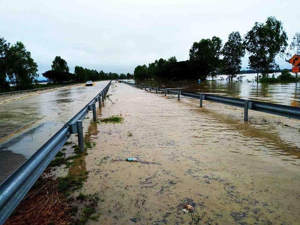 အမြန်လမ်းပေါ်၌ ရေလျံနေစဉ်။ ဓာတ်ပုံ-ဆောက်လုပ်ရေးဝန်ကြီးဌာန