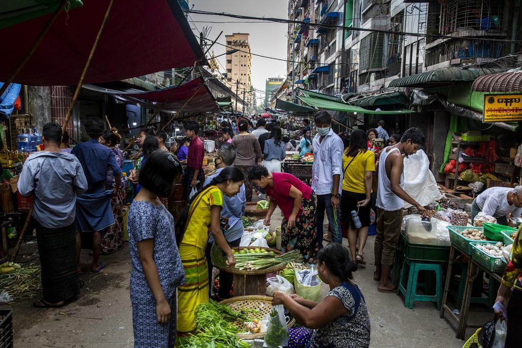 ရန်ကုန်မြို့လယ် ၂၆ လမ်းရှိ လူစုလူဝေးရှိနေသည့် ဈေးတစ်ဈေးကို မတ် ၂၈ ရက်က တွေ့ရစဉ်။ ဓာတ်ပုံ- ခွန်လတ်