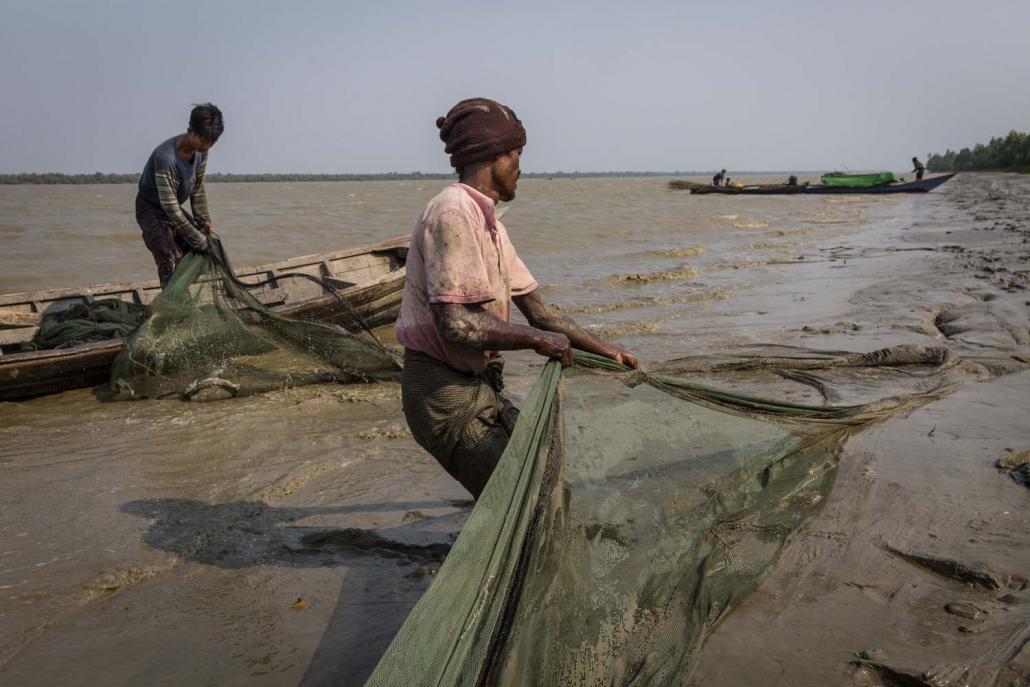 Fishers haul in nets at the edge of the Meinmahla Kyun Wildlife Sanctuary, where entry is prohibited. (Hkun Lat | Frontier)