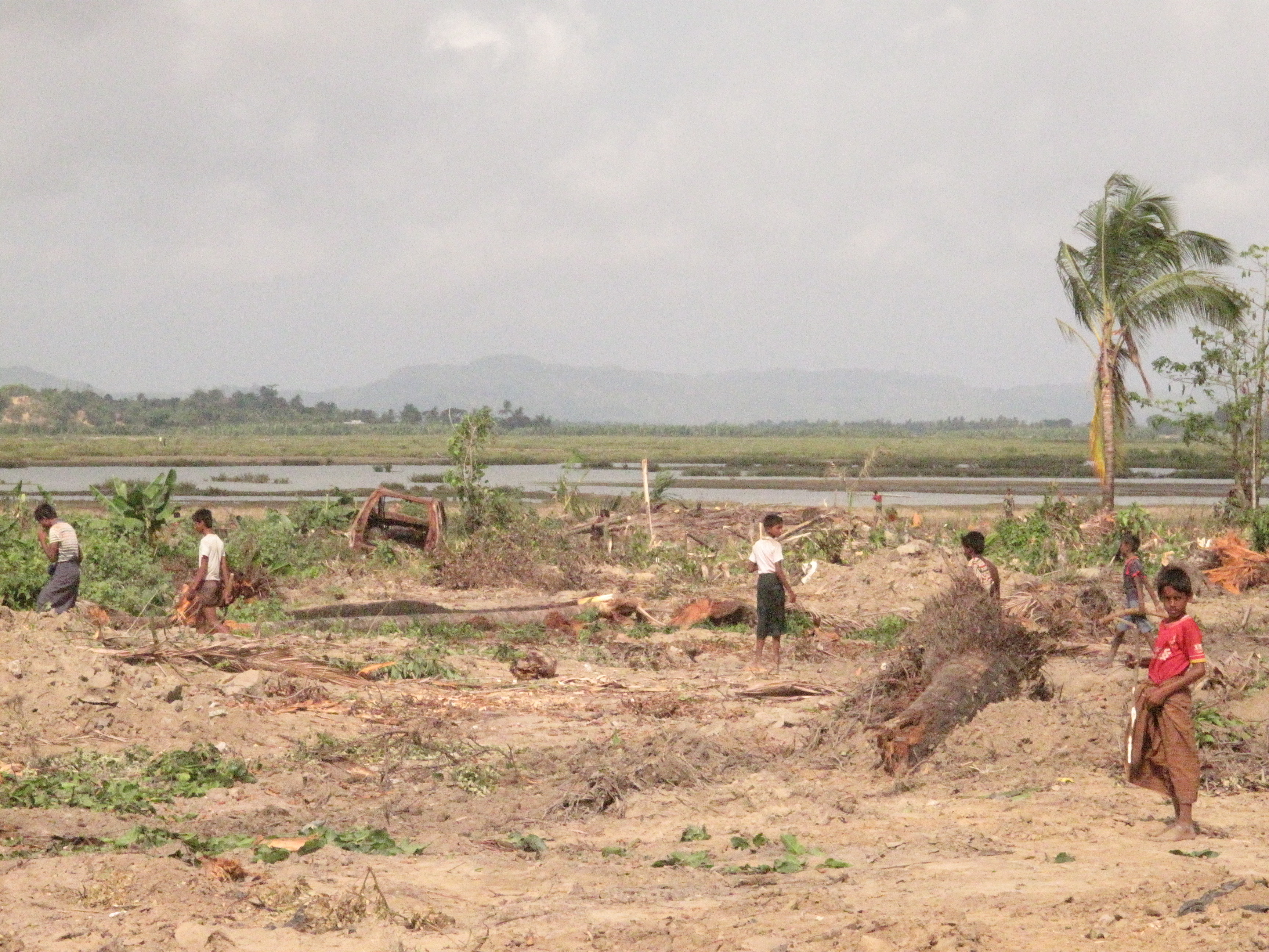 အခမ်းအနားအပြီးတွင် ဦးထင်ကျော်နှင့် ဦးသိန်းစိန်တို့ နှုတ်ဆက်နေကြစဉ်။ ဓာတ်ပုံ- စိုးသန်းလင်း