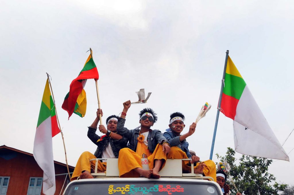 A convoy of Shan Nationalities League for Democracy supporters on the eve of a by-election in Mong Hsu Township, Shan State on April 1, 2017 in which the party won several seats. (Steve Tickner | Frontier)