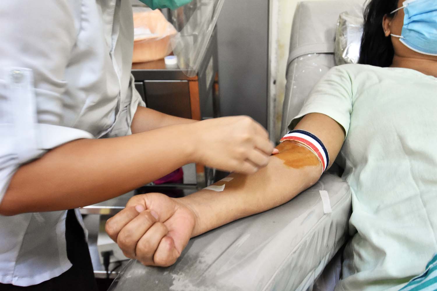 ကိုဗစ်-၁၉ရောဂါ ကူးစက်ခံရမည်စိုး၍ သွေးလှူရှင်အများအပြားသည် အမျိုးသားသွေးဌာနသို့ ရောက်မလာကြတော့ရာ သွေးလိုအပ်မှုကဆက်ရှိနေသည် ။ (စတိဗ်တစ်ခ်နာ | ဖရွန်တီးယားမြန်မာ)