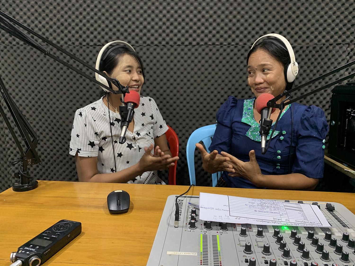 Khayae FM station managers Daw Thu Thu Hlaing and Naw Mee Mee in the studio. (Saw Yan Naing | DW Akademie)