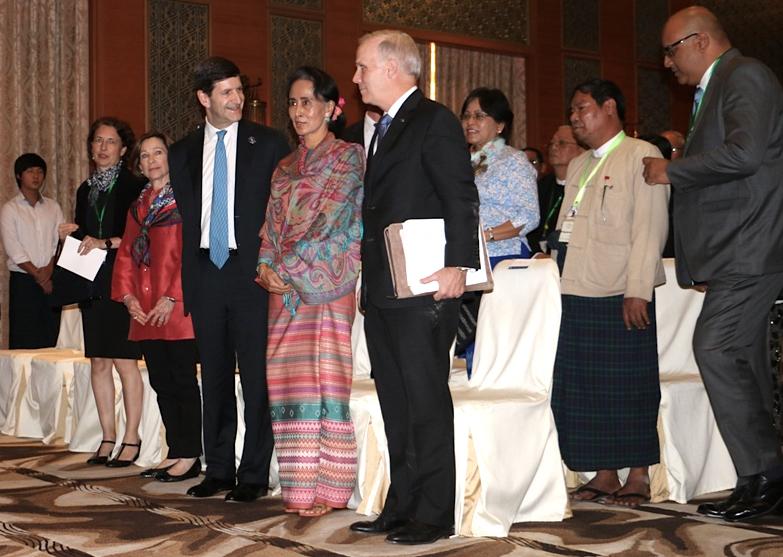 အခမ်းအနားသို့ တက်ရောက်လာသည့် ဒေါ်အောင်ဆန်းစုကြည်နှင့် တာဝန်ရှိသူများကို တွေ့ရစဉ်။ ဓာတ်ပုံ- စိုးသန်းလင်း