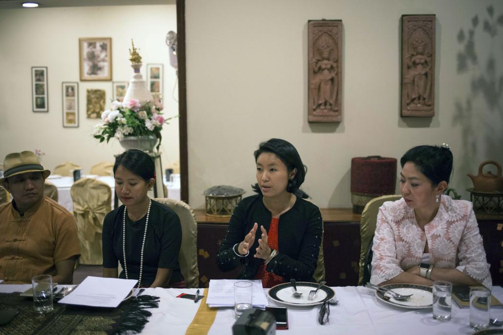 TEDxInyaLake နှင့် ပတ်သက်ပြီး မသင်းလဲ့ဝင်းက ပြောကြားနေစဉ်။ ဓာတ်ပုံ- အန်းဝမ်