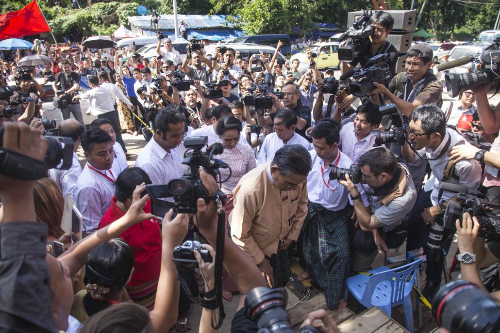 Reporters crane to get a photograph of National League for Democracy leader Daw Aung San Suu Kyi. (Ann Wang / Frontier)