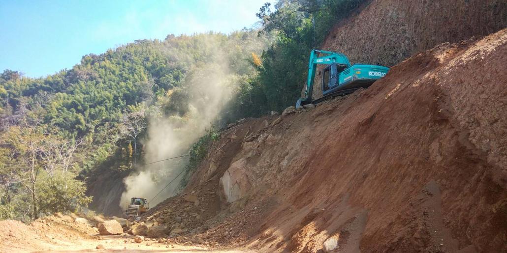 ဆမီးနှင့်ပလက်ဝလမ်းမှာ လမ်းပြုပြင်လုပ်ငန်းများကြောင့် ပုံမှန်ပိတ်နေတတ်သည်။ ဓာတ်ပုံ - ကျော်လင်းထွန်း