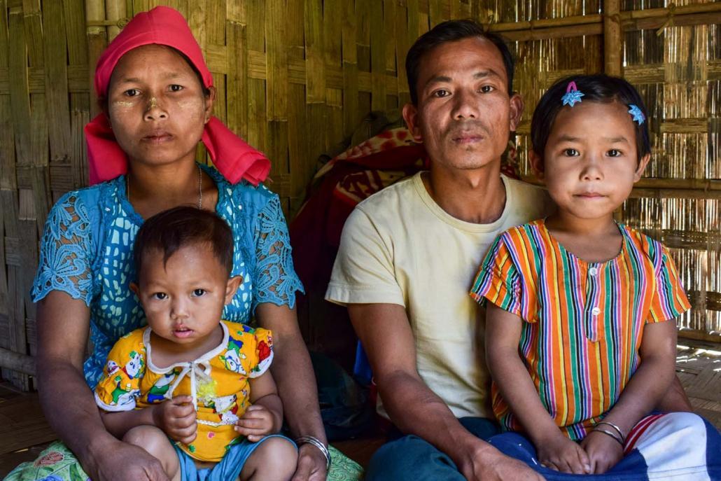 ဆလိုင်းရွှေမြနှင့်မိသားစုဝင်များ။ ဓာတ်ပုံ - ကျော်လင်းထွန်း