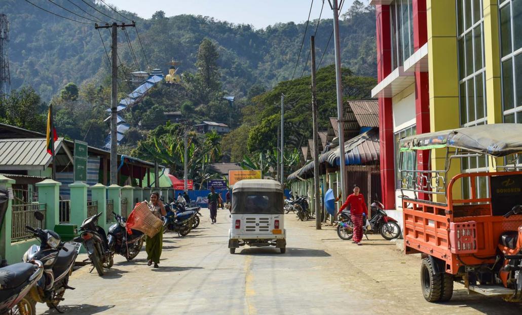 ကျောက်တော်သို့သွားသည့်လမ်းကြောင်းပိတ်သဖြင့် ပလက်ဝမြို့၌ ကုန်စည်ဈေးများနှစ်ဆတက်ကုန်သည်။ ဓာတ်ပုံ - ကျော်လင်းထွန်း