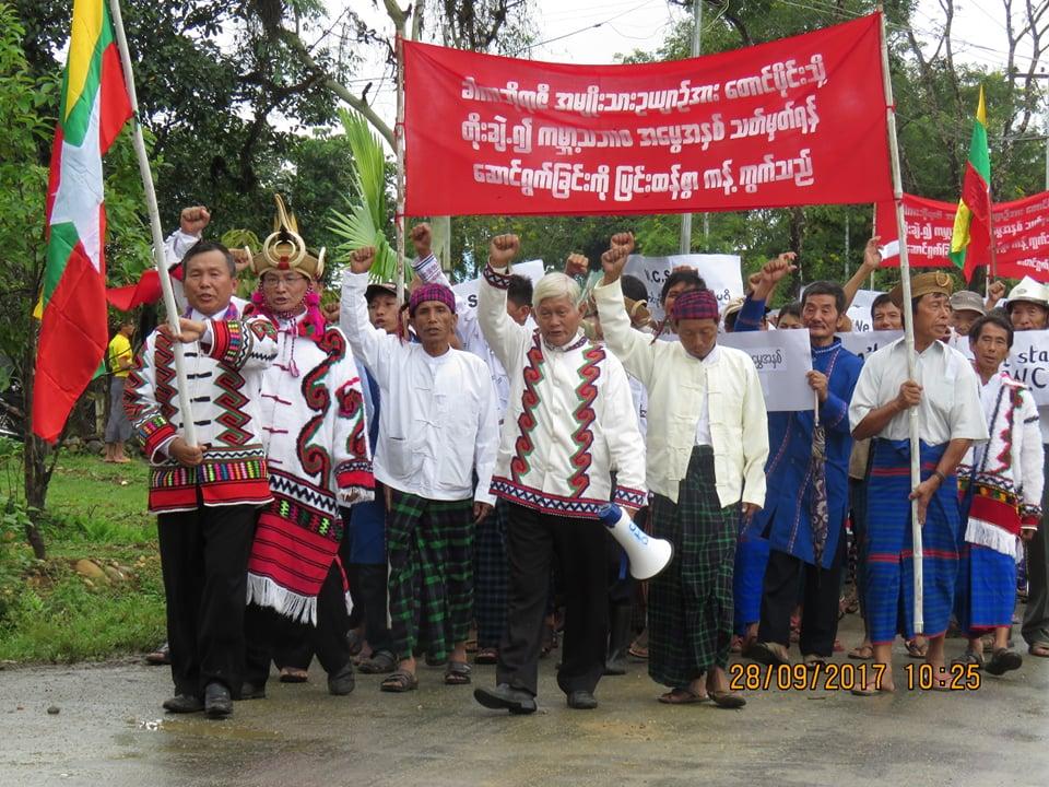 Rawang Literature and Culture Association chairman Marip Yaw Shu (second to the left, with headdress) leads a demonstration in Putao in 2017 against the proposal to nominate the Hkakabo Razi Landscape for World Heritage status. (Supplied)
