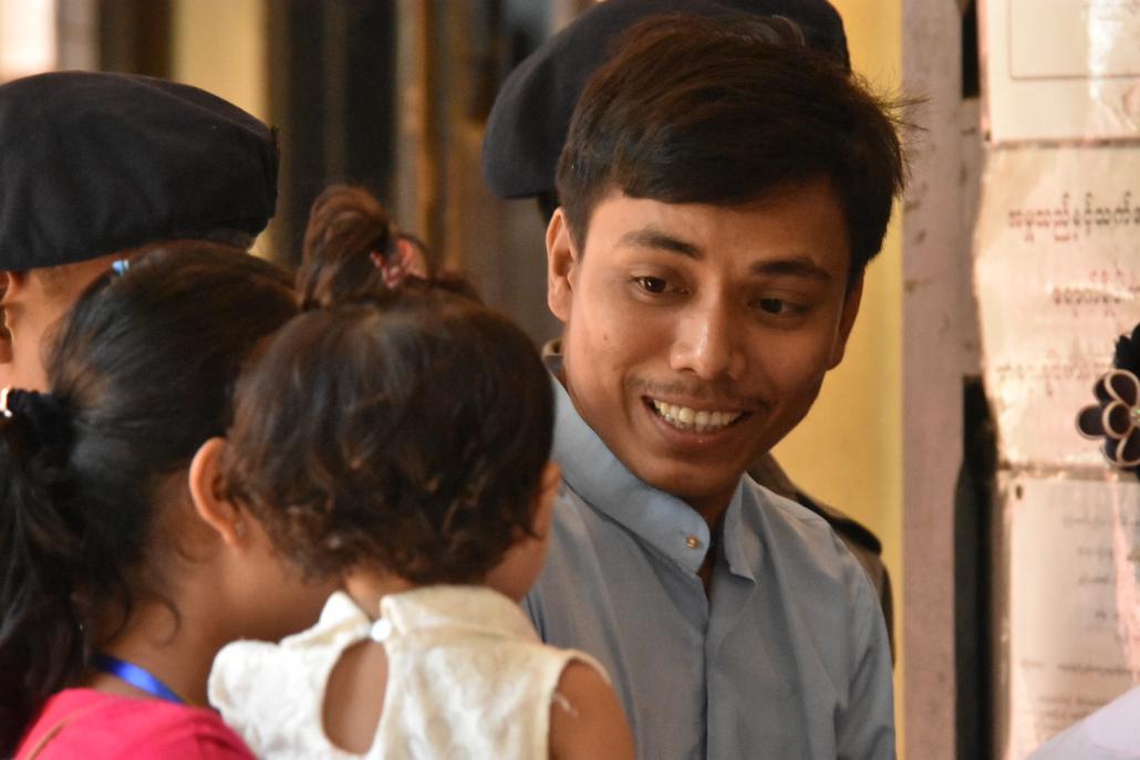 တရားရုံးသို့ ရောက်ရှိလာသည့် ကိုကျော်စိုးဦးအား သူ၏ ဇနီးနှင့် သမီးဖြစ်သူက ကြိုဆိုနေစဉ်။ ဓာတ်ပုံ-စတိဗ် တစ်ခ်နာ