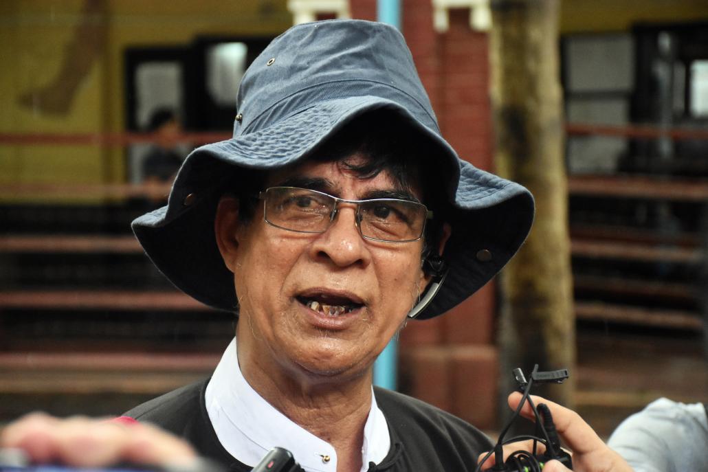 ကြည်လင်းအား လိုက်လံဖမ်းဆီးစဉ်သေဆုံးခဲ့သူ တက္ကစီယာဉ်မောင်း ကိုနေဝင်း၏ မိသားစုရှေ့နေ ဦးရောဘတ်စန်းအောင်။ ဓာတ်ပုံ-စတိဗ်တစ်ခ်နာ