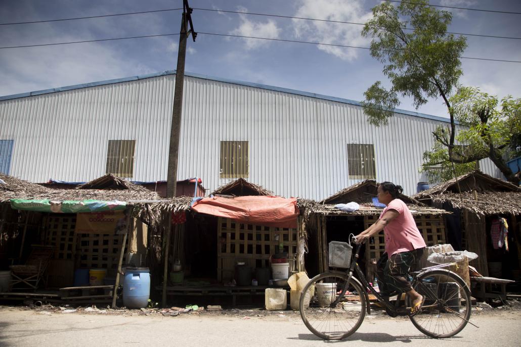 Squat housing in Hlaing Tharyar. (Ann Wang / Frontier)