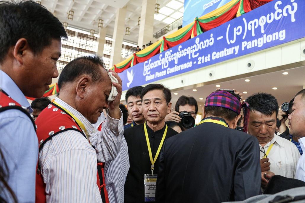 ၂၁ ရာစုပင်လုံ ဒုတိယအစည်းအဝေး ဖွင့်ပွဲအခမ်းအနားသို့ တက်ရောက်လာကြသည့် တိုင်းရင်းသားလက်နက်ကိုင်အဖွဲ့ ကိုယ်စားလှယ်များအား တွေ့ရစဉ်။ ဓာတ်ပုံ- ငြိမ်းဆုဝေကျော်စိုး