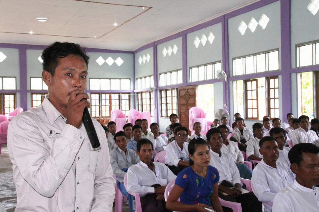 Yee Gaung Chaung village development committee chairman U Kyaw Win Naing asks a question to the state MPs (Jennifer Macintyre | Tat Lan)