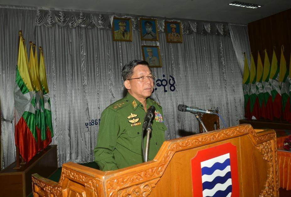 ပုသိမ်တပ်နယ်မှ တပ်မတော်သားများအား အမှာစကားပြောကြားနေသည့် ဗိုလ်ချုပ်မှူးကြီး မင်းအောင်လှိုင်။ ဓာတ်ပုံ- Senior General Min Aung Hlaing Facebook