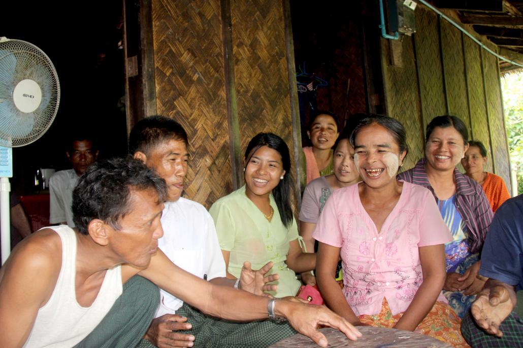 ချောင်းဝကျေးရွာရှိ ကျေးရွာအစည်းအဝေးတစ်ခုတွင် ဦးဆောင်ပါဝင်ဆွေးနွေးနေသည့် ဒေါ်ရွှေတင်။ ဓာတ်ပုံ- ကောင်းထက်/တက်လမ်း