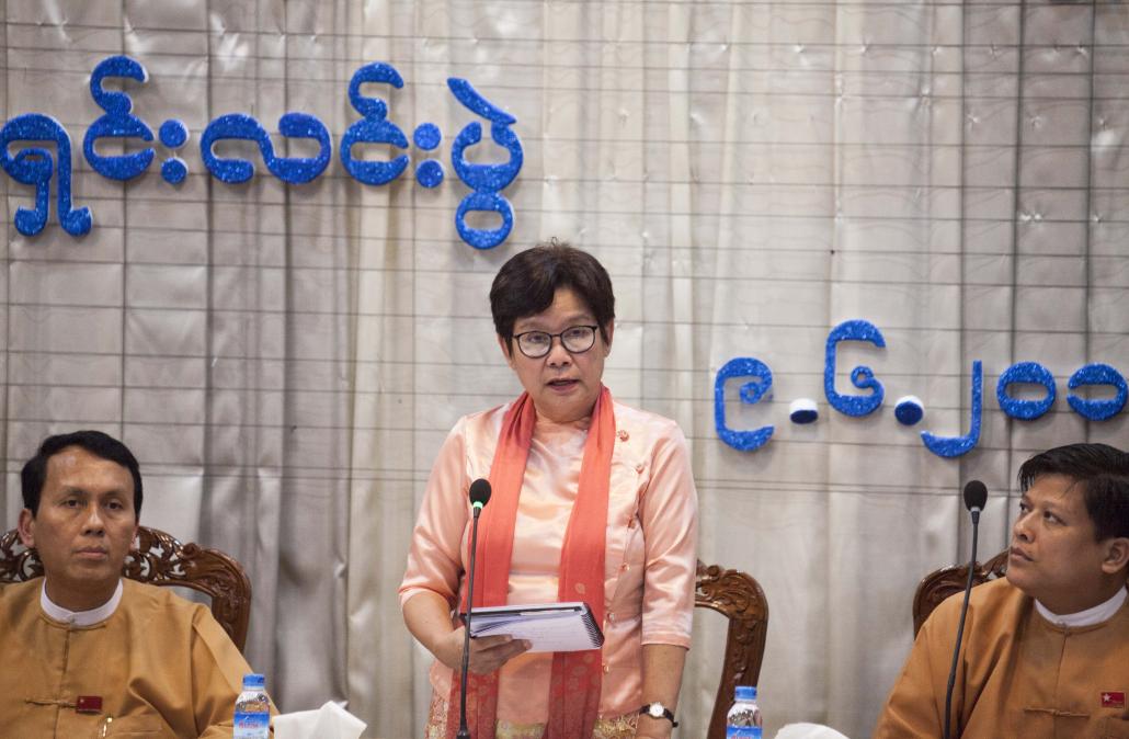 ဇွန် ၉ ရက်နေ့က သတင်းစာရှင်းလင်းပွဲတွင် ဒေါ်နီလာကျော်က ရှင်းလင်းပြောကြားနေစဉ်။ ဓာတ်ပုံ-သိမ့်မွန်စိုး (J)