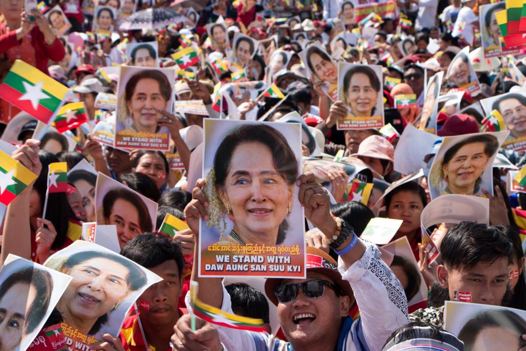 အပြည်ပြည်ဆိုင်ရာတရားရုံးတွင် အမှုစတင်ကြားနာသည့် ဒီဇင်ဘာ ၁၀ ရက် က ရန်ကုန်မြို့တော်ခန်းမရှေ့တွင် ပြုလုပ်သော ထောက်ခံပွဲက အကြီးဆုံးဖြစ်ပြီး လူသိန်းဂဏန်းအထိရှိခဲ့သည်။ဓာတ်ပုံ-သူရဇော်