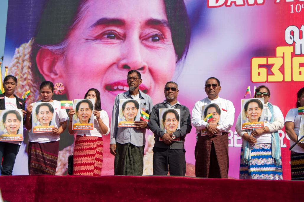 ဒီဇင်ဘာ ၁၀ ရက် က ရန်ကုန်မြို့တော်ခန်းမရှေ့တွင် ပြုလုပ်သော ထောက်ခံပွဲက အကြီးဆုံးဖြစ်ပြီး လူသိန်းဂဏန်းအထိရှိခဲ့ကာလူမျိုးပေါင်းစုံ၊ဘာသာပေါင်းစုံလည်းပါဝင်သည်။ဓာတ်ပုံ-သူရဇော်