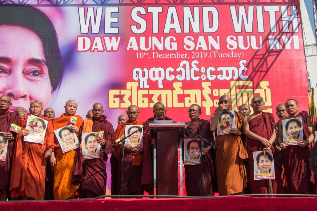 ဒီဇင်ဘာ ၁၀ ရက် က ရန်ကုန်မြို့တော်ခန်းမရှေ့တွင် ပြုလုပ်သော ထောက်ခံပွဲတွင် လူမျိုးပေါင်းစုံ၊ဘာသာပေါင်းစုံပါဝင်သည်။ဓာတ်ပုံ-သူရဇော်