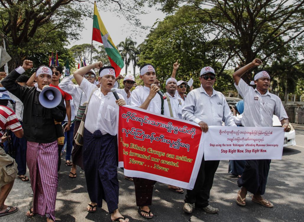 ဦးဝင်းကိုကိုလတ် (တိုက်ပုံအနက်ဖြင့်) ဦးဆောင်သည့် ဆန္ဒပြသူများ ချီတက်လာကြစဉ်။ ဓာတ်ပုံ- သိမ့်မွန်စိုး