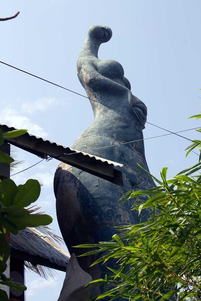 မန္တလေး ခေတ်ပြိုင်ပန်းချီပန်းပုကျောင်း ခေါင်မိုးပေါ်မှ ဝတ်လစ်စလစ် ပန်းပုရုပ်ကို တွေ့ရစဉ်။ ဓာတ်ပုံ - ဂျာရတ် ဒေါင်းနင်း