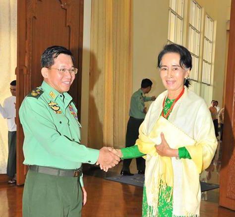 ဗိုလ်ချုပ်မှူးကြီး မင်းအောင်လှိုင်နှင့် ဒေါ်အောင်ဆန်းစုကြည် တွေ့ဆုံကြစဉ်။ ဓာတ်ပုံ- ဗိုလ်ချုပ်မှူးကြီး မင်းအောင်လှိုင်ဖေ့ဘုတ်ခ်