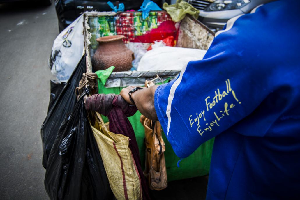 Freelance garbage collectors in Yangon. (Maro Verli / Frontier)