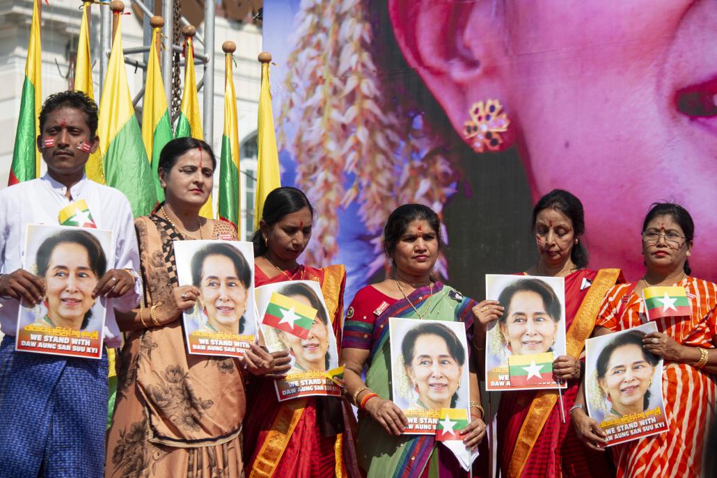 အပြည်ပြည်ဆိုင်ရာတရားရုံးတွင် အမှုစတင်ကြားနာသည့် ဒီဇင်ဘာ ၁၀ ရက် က ရန်ကုန်မြို့တော်ခန်းမရှေ့တွင် ပြုလုပ်သော ထောက်ခံပွဲ။(ဓာတ်ပုံ-ငြိမ်းဆုဝေကျော်စိုး)
