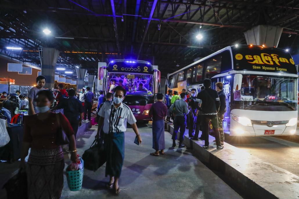 ထိုင်းမှပြန်လာသောရွှေ့ပြောင်းလုပ်သားများအားမြဝတီမြို့မှတင်ဆောင်လာသည့် ကားတစ်စီး မတ် ၂၄ ရက် ညပိုင်းက အောင်မင်္ဂလာအဝေးပြေးသို့ဆိုက်ရောက်စဉ်။ ဓာတ်ပုံ- ငြိမ်းဆုဝေကျော်စိုး