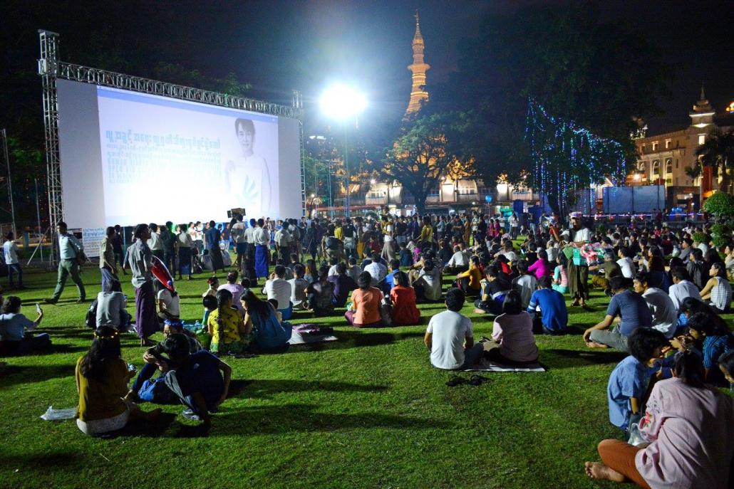 An open air screening at Mahabandoola Park in central Yangon during the 2017 edition of the Human Rights Human Dignity International Film Festival, which U Min Htin Ko Ko Gyi founded in 2013. (Facebook @HRHDIFF)