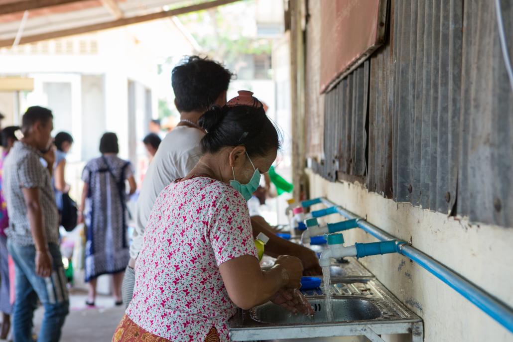 အင်းစိန်အကျဉ်းထောင်သို့ ထောင်ဝင်စာလာတွေ့သူများအတွက် လက်ဆေးကန်များစီစဉ်ပေးထားသည်။ ဓာတ်ပုံ- သူရဇော်