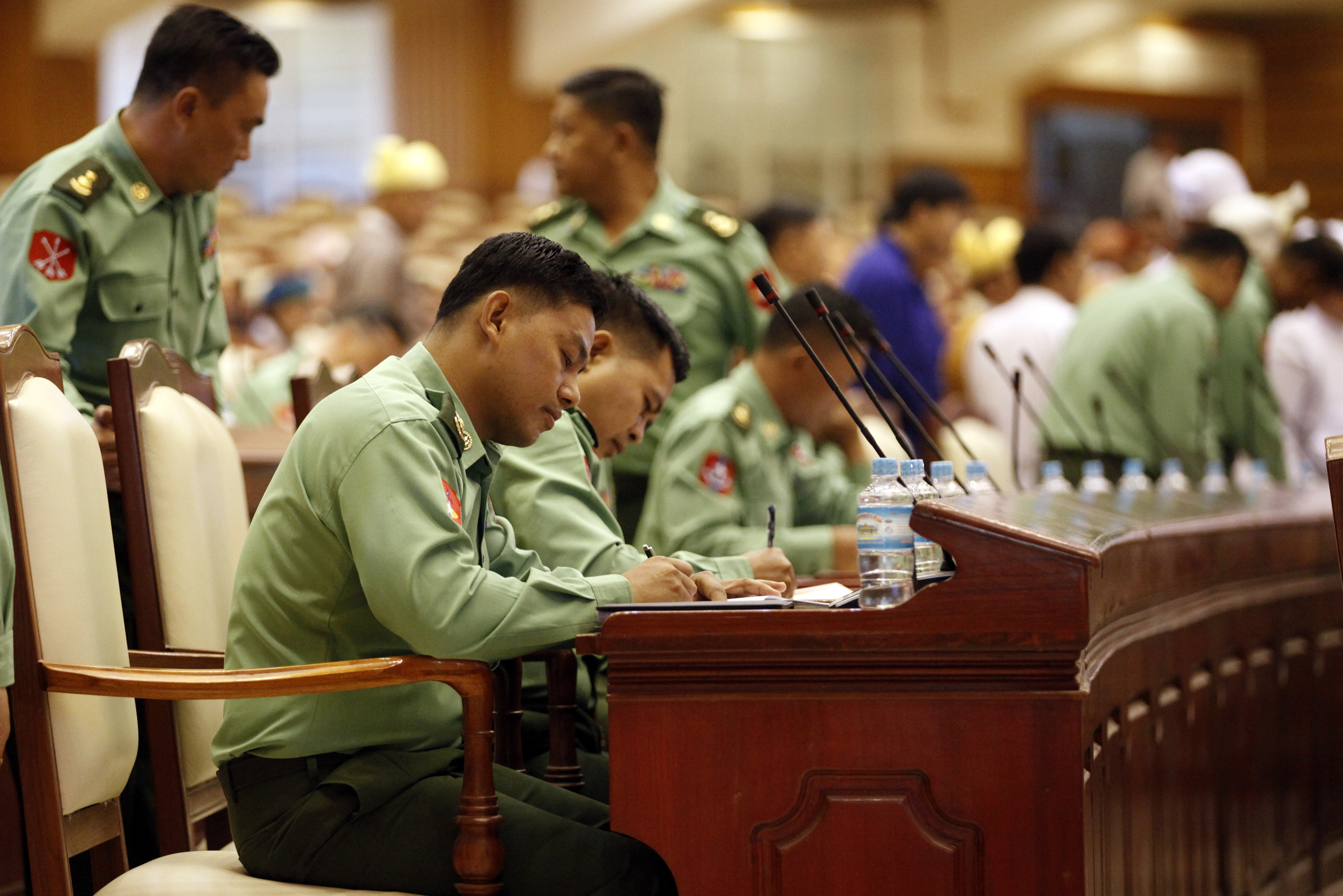 ပြည်သူ့လွှတ်တော်တွင်းမှ တပ်မတော်သား ကိုယ်စားလှယ်အချို့။ ဓာတ်ပုံ- တေဇလှိုင်