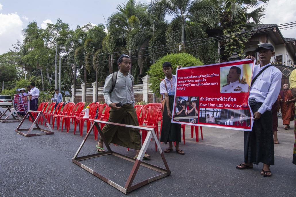 ထိုင်းသံရုံးရှေ့တွင် ပိတ်ဆို့ဆန္ဒပြရန် ပြင်ဆင်နေကြစဉ်။ ဓာတ်ပုံ-တေဇလှိုင်