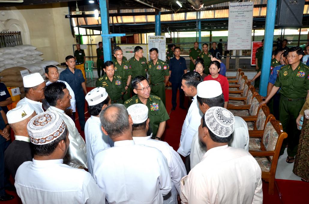 နေပြည်တော်၊ပျဉ်းမနားရှိ ဦးကျေးဂျာမေ့ဗလီတွင် တပ်ချုပ်နှင့်တပ်မတော်ထိပ်ပိုင်းခေါင်းဆောင်များကိုတွေ့ရစဉ်။ဓာတ်ပုံ-cincds